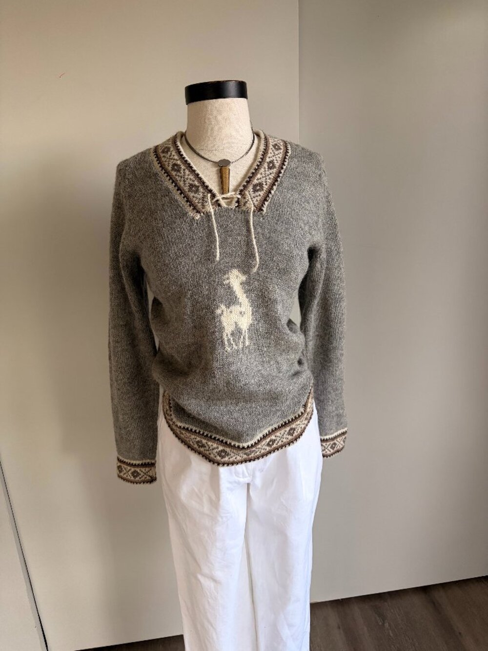 Vintage Wool Women's Grey and White Sweatshirt
